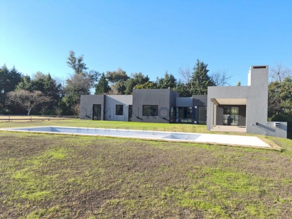 Casa en Venta - Lomas de San Francisco - 3 Dormitorios